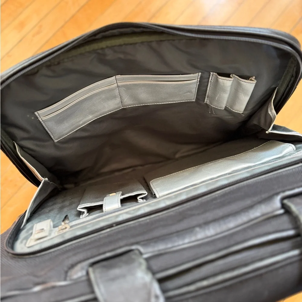 Vintage TUMI Innovation 17
